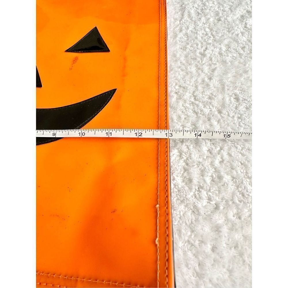 Black and orange Halloween jack-o’-lantern tote bag - Picture 2 of 3